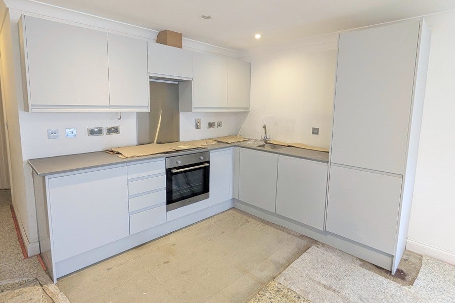 Flat Walton Road in Woking