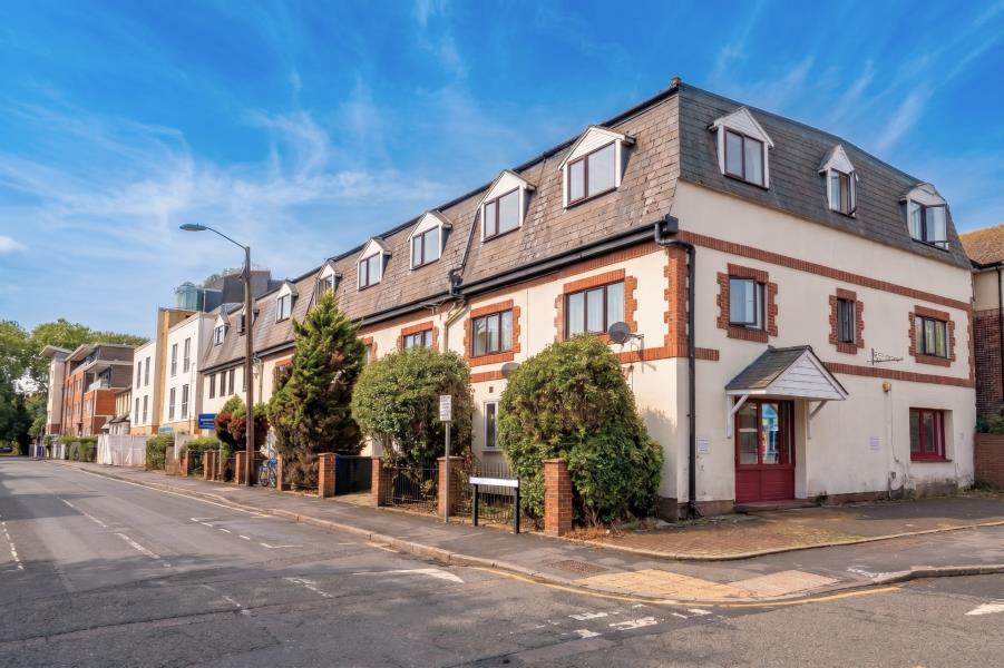 Flat Walton Road in Woking