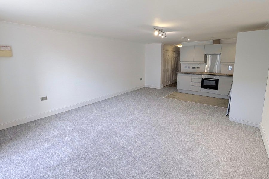 Flat Walton Road in Woking