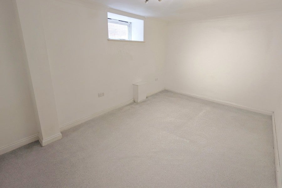 Flat Walton Road in Woking