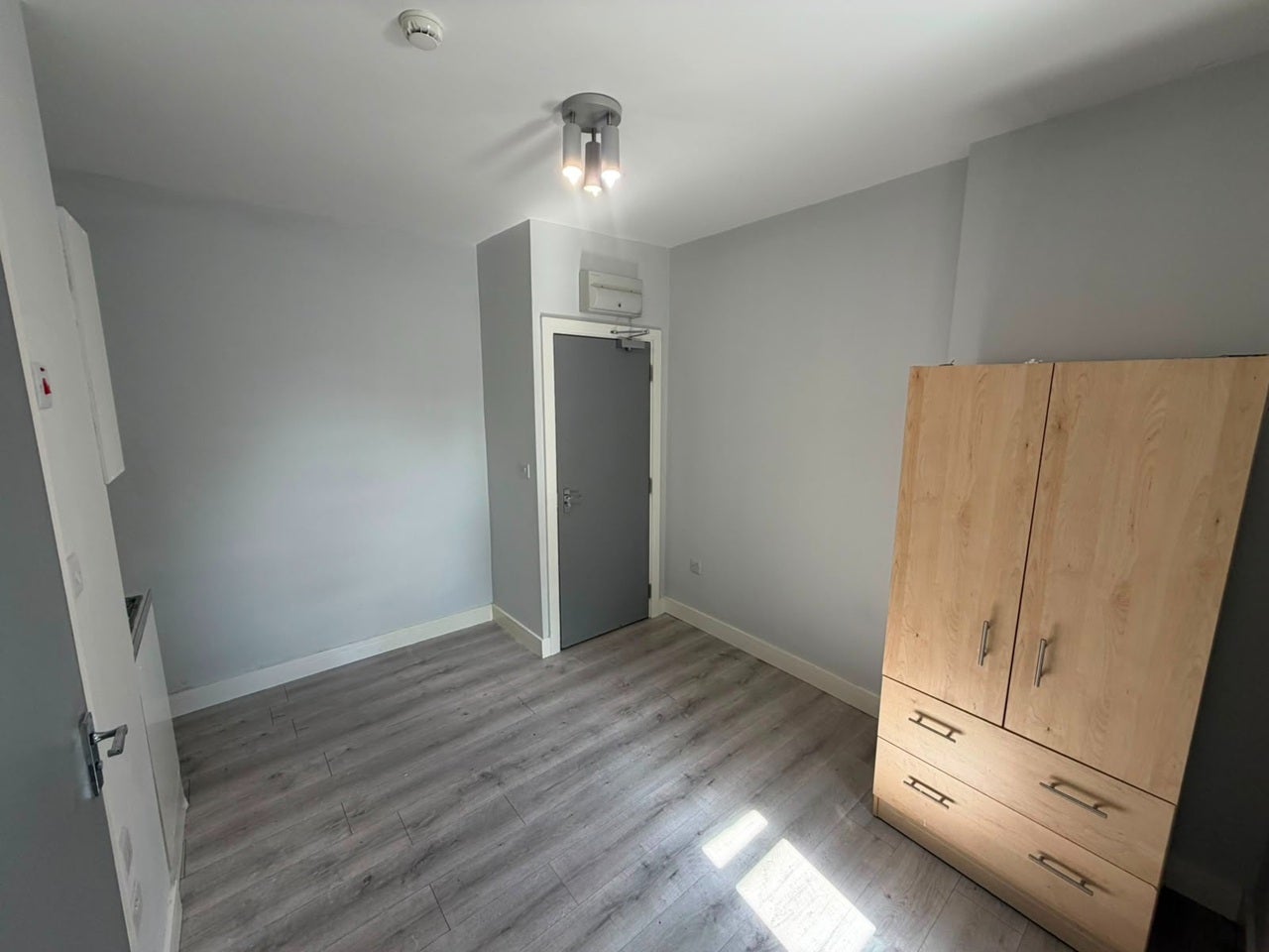Flat Thurlby Road in Greater London