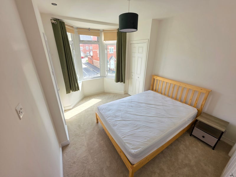 Room Hanham Road in Bristol