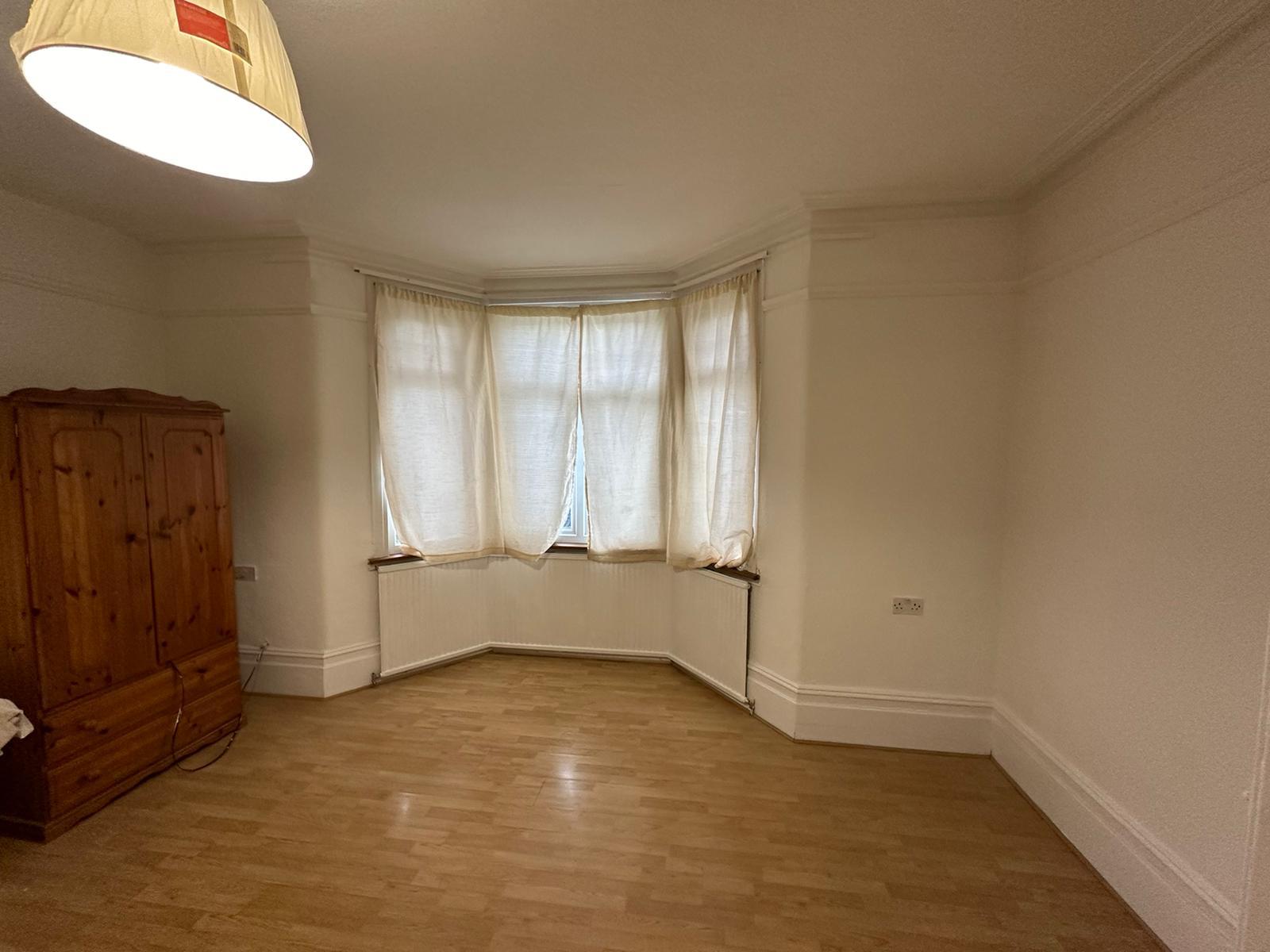 Flat Mayfield Avenue in Greater London