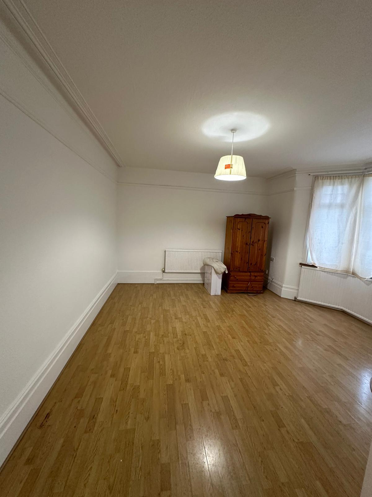 Flat Mayfield Avenue in Greater London