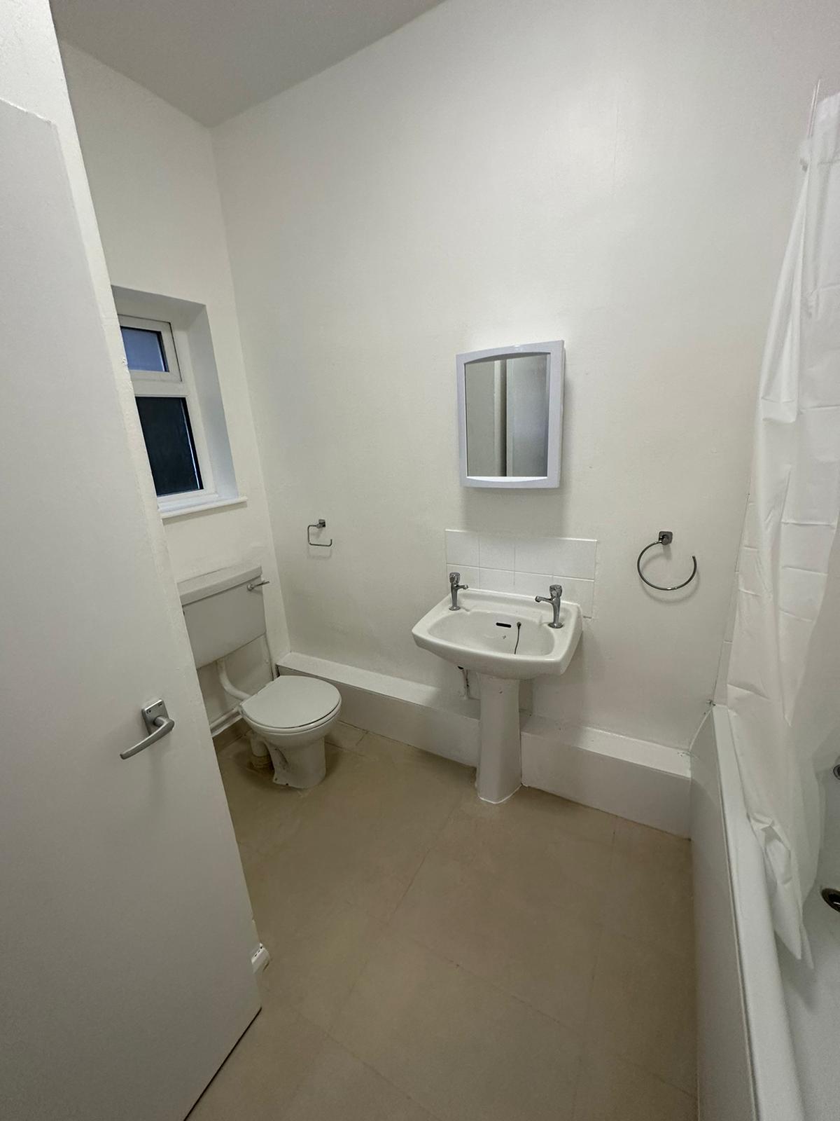 Flat Mayfield Avenue in Greater London