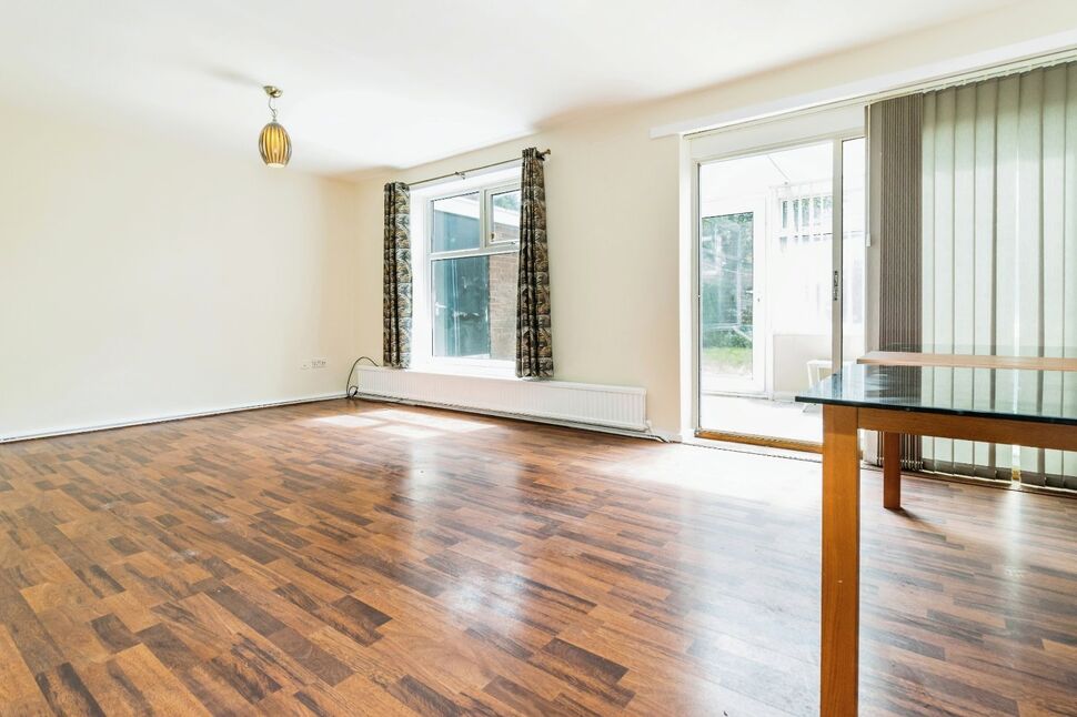 Flat Duxford Court in Poulton-With-Fearnhead