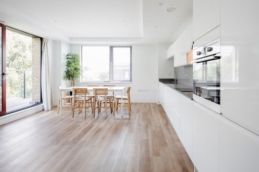 Flat Knaresborough Drive in Greater London