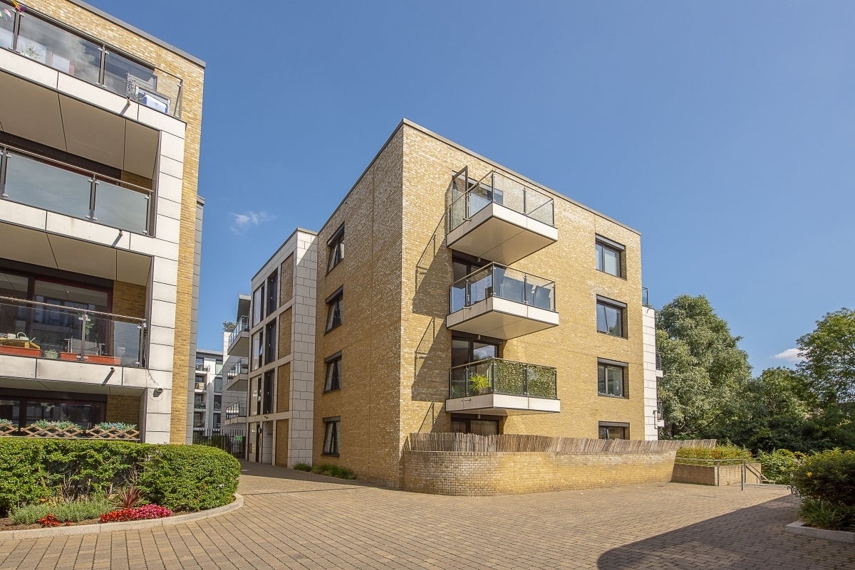 Flat Knaresborough Drive in Greater London