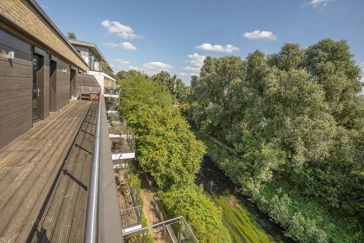 Flat Knaresborough Drive in Greater London