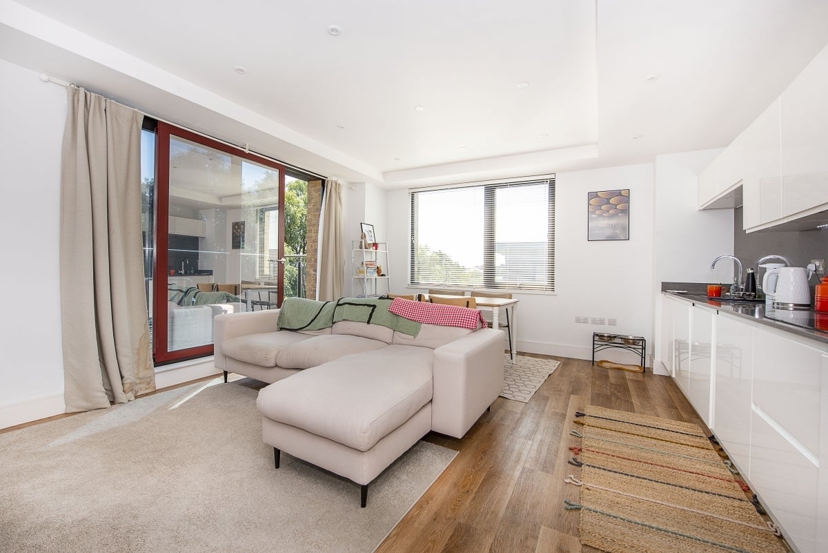 Flat Knaresborough Drive in Greater London