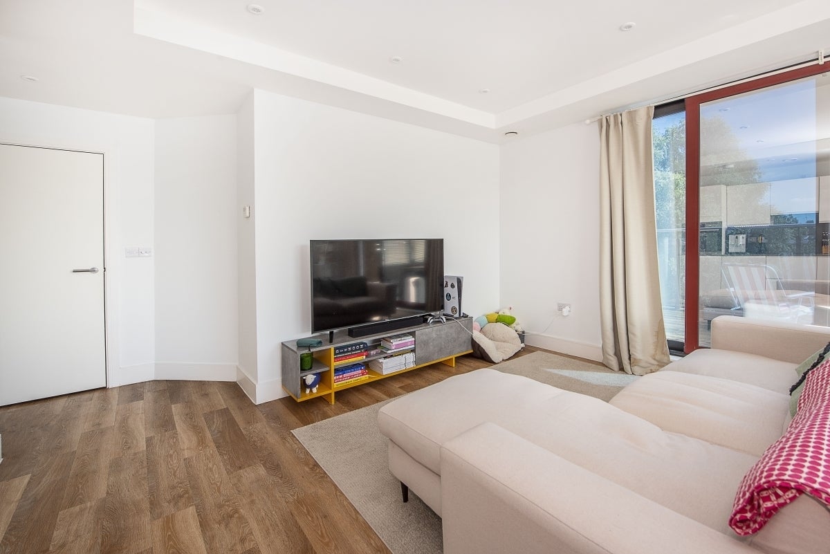 Flat Knaresborough Drive in Greater London