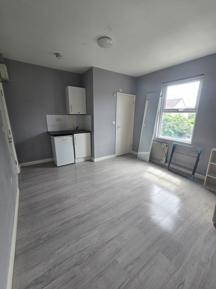 Flat Marmadon Road in Greater London
