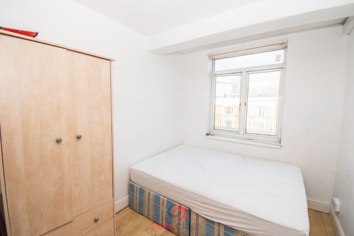Flat Kember Street in Greater London