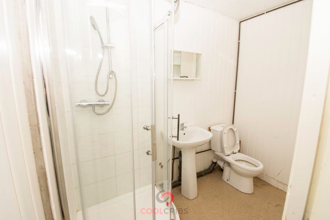 Flat Kember Street in Greater London