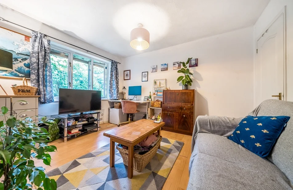 Flat Magdalen Road in Greater London