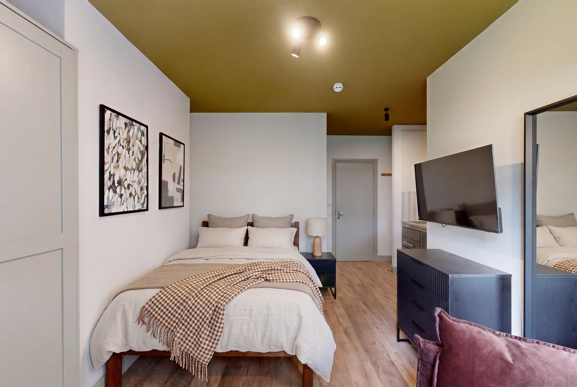 Room Moorland Road in Leeds