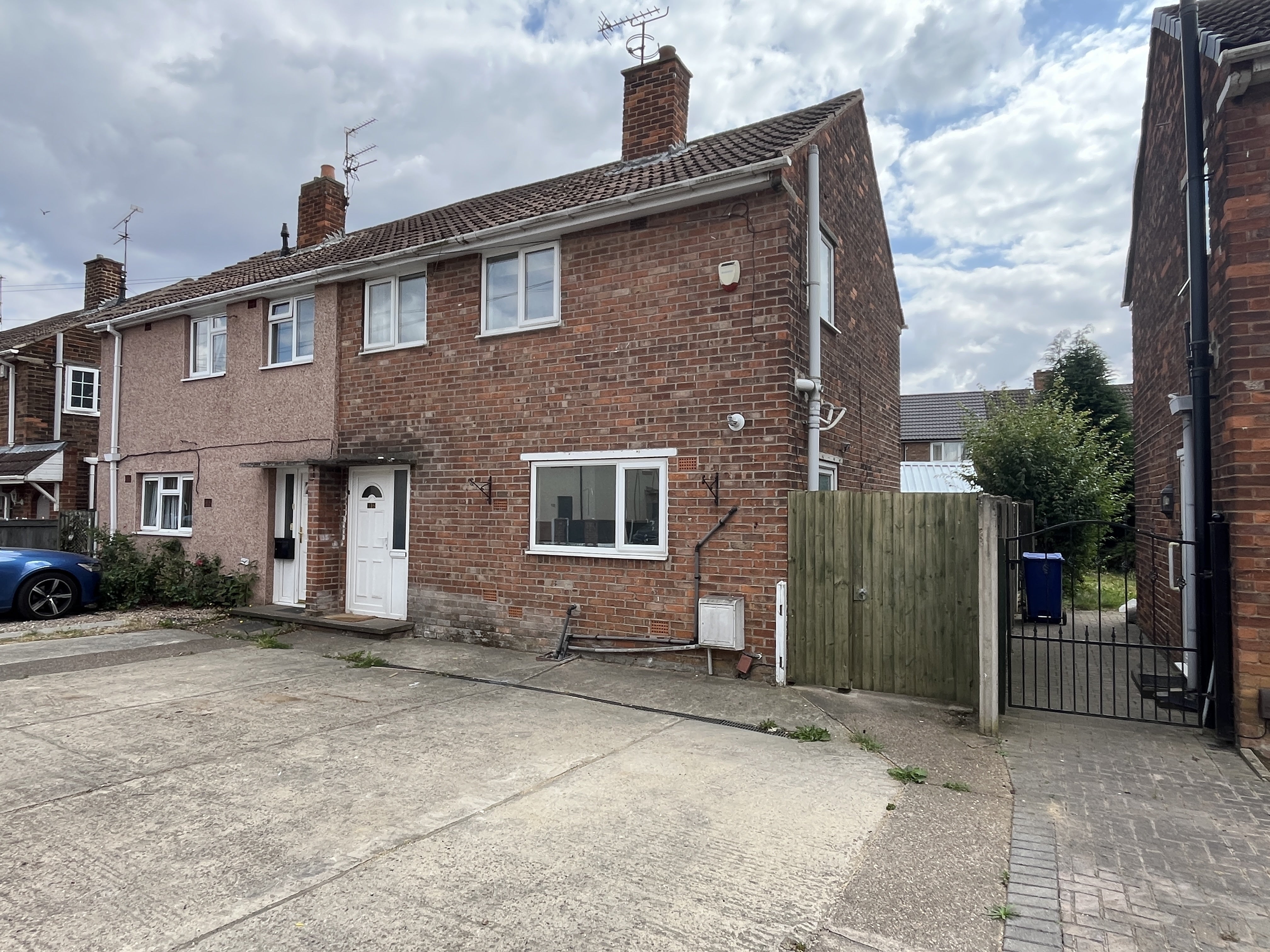 House Woodside Road in Doncaster