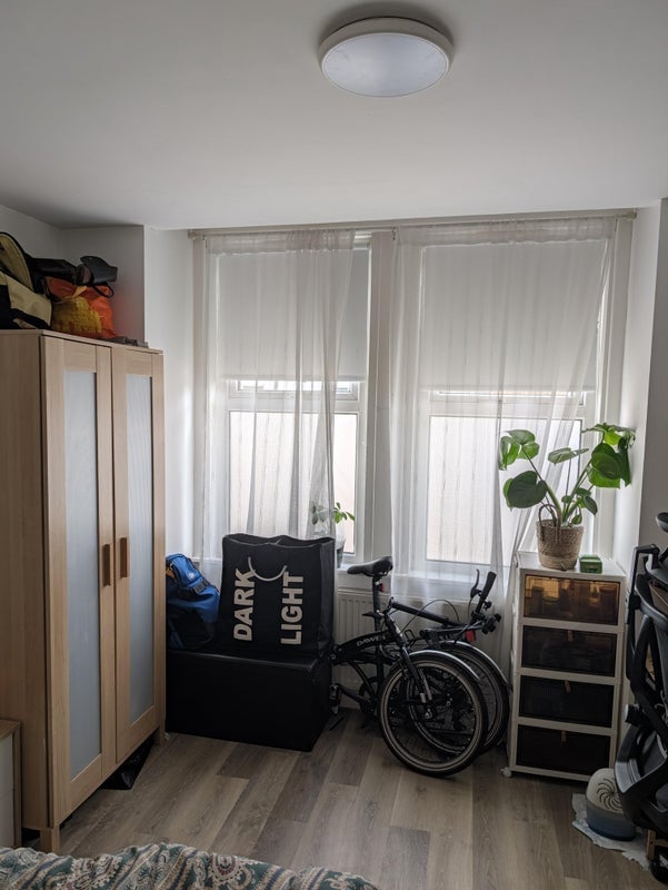 Room Haydons Road in Greater London