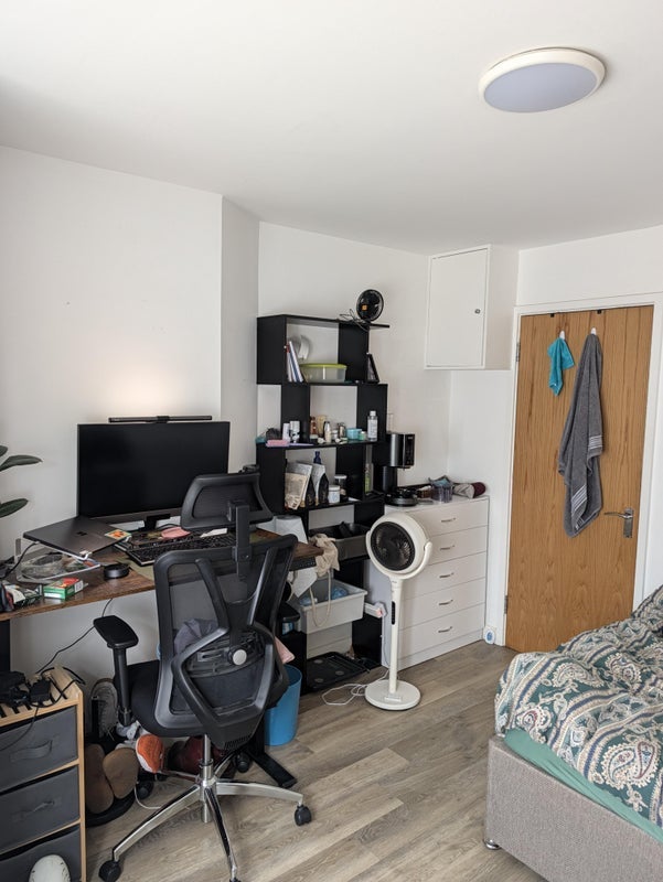 Room Haydons Road in Greater London