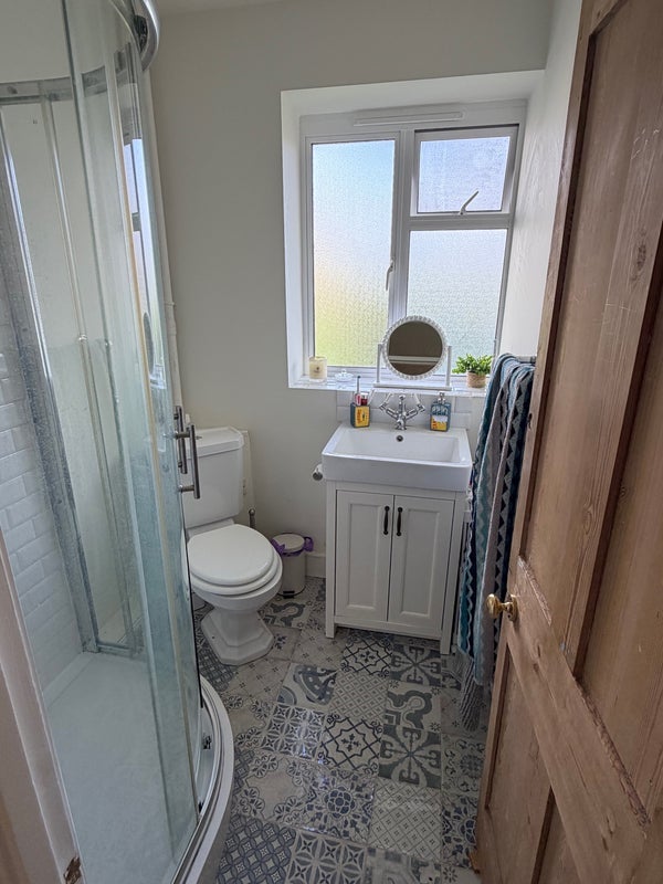 Room Avenell Road in Greater London