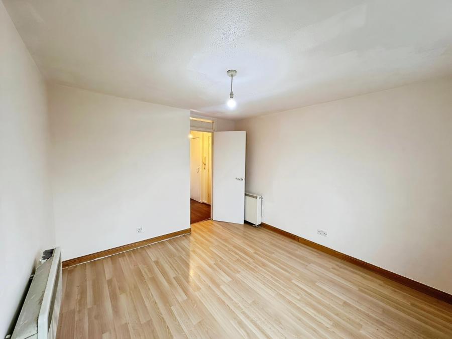 Flat Bishopscote Road in Luton