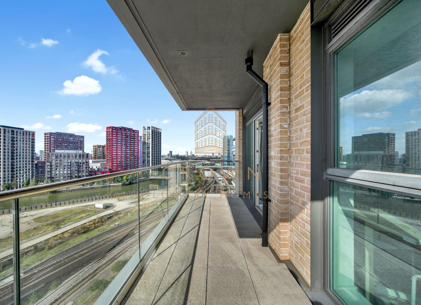 Flat Silvertown Way in Greater London