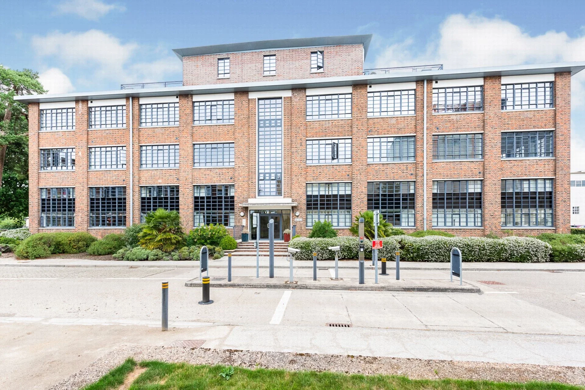 Flat Merlin Road in Rushmoor