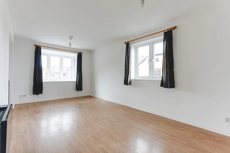 Flat Riverside Close in Greater London