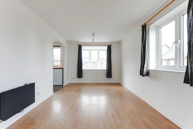 Flat Riverside Close in Greater London