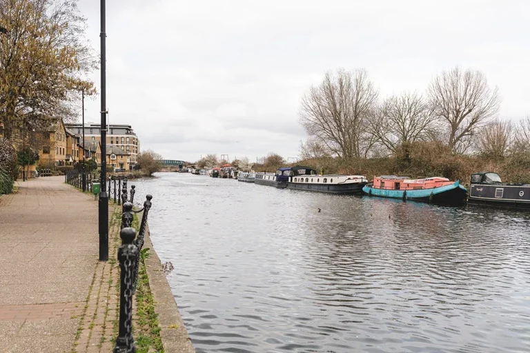 Flat Riverside Close in Greater London