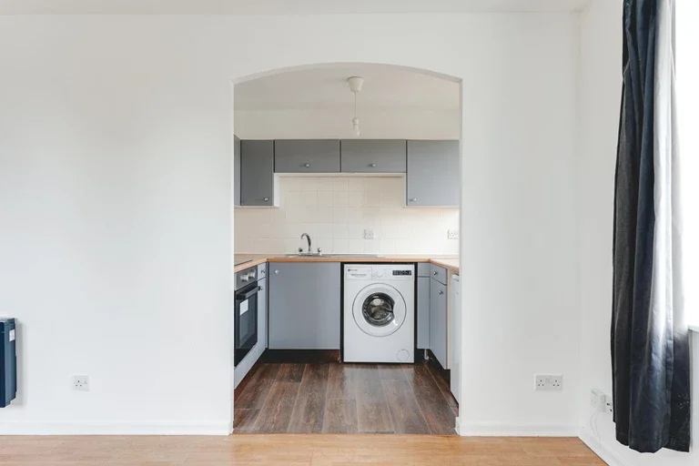 Flat Riverside Close in Greater London
