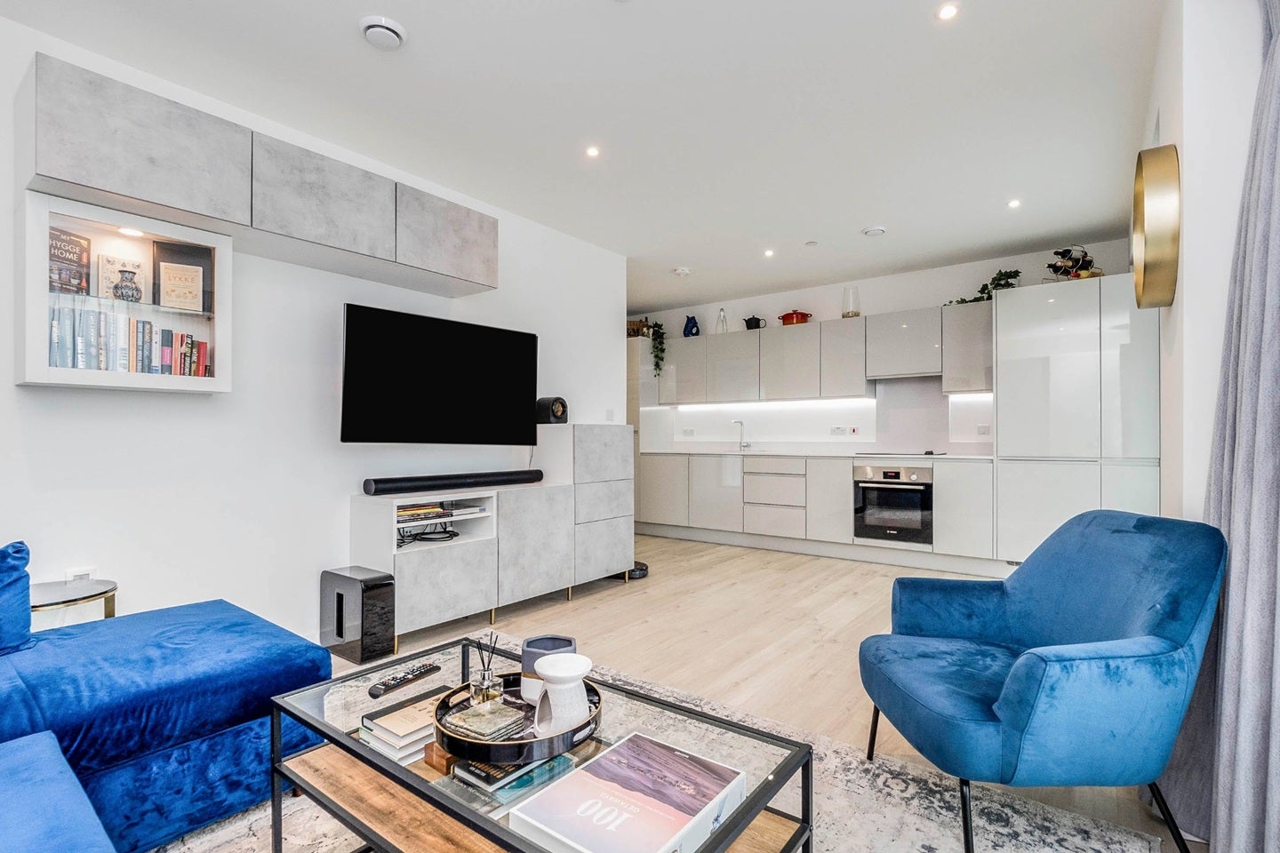 Flat Heartwell Avenue in Greater London