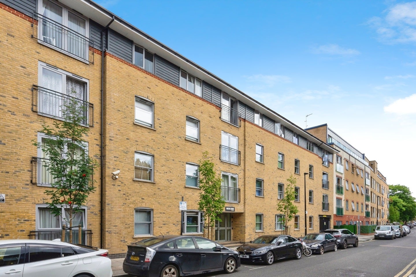 Flat Chicksand Street in Greater London