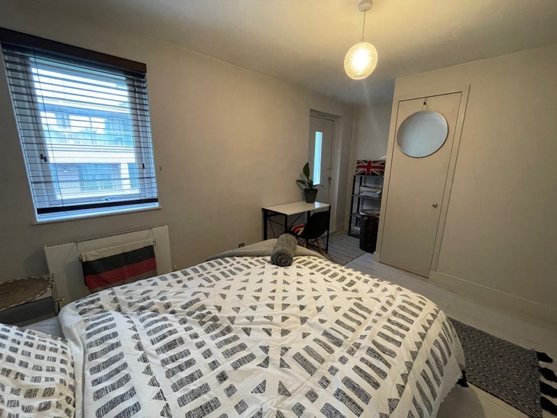Room Royal Mint Street in Greater London