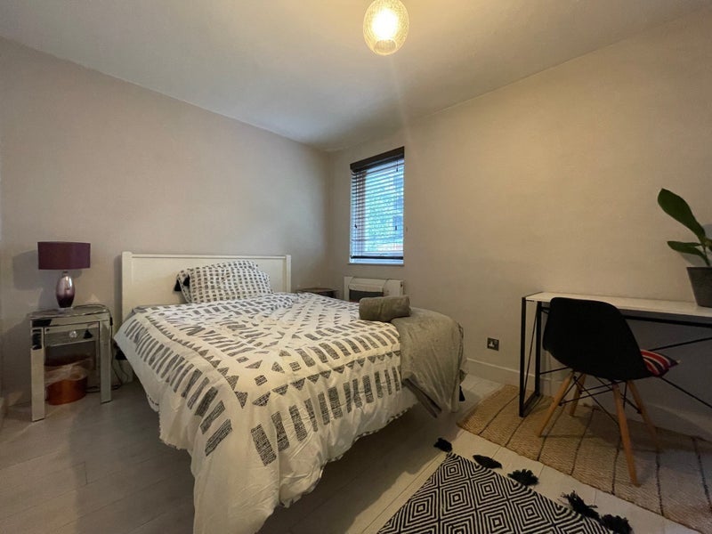 Room Royal Mint Street in Greater London