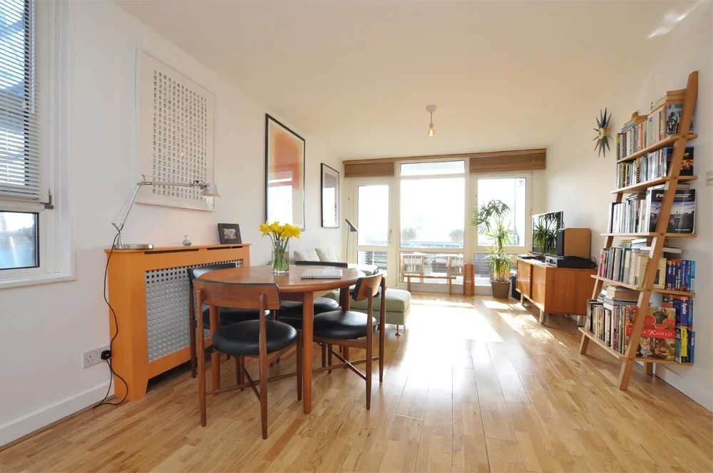 Flat Russett Way in Greater London