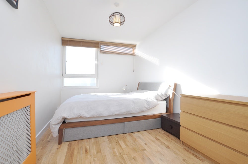 Flat Russett Way in Greater London