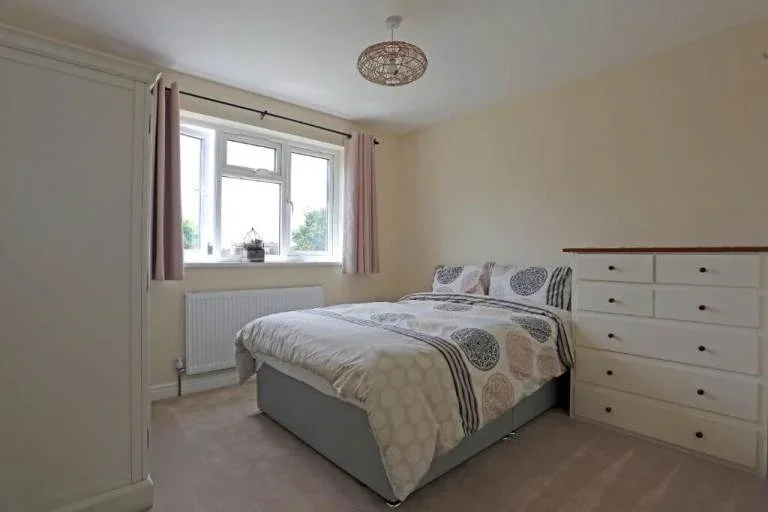 Room Whalebone Lane North in Greater London