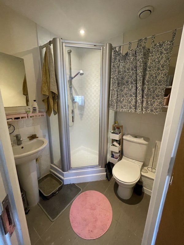 Room Calypso Crescent in Greater London