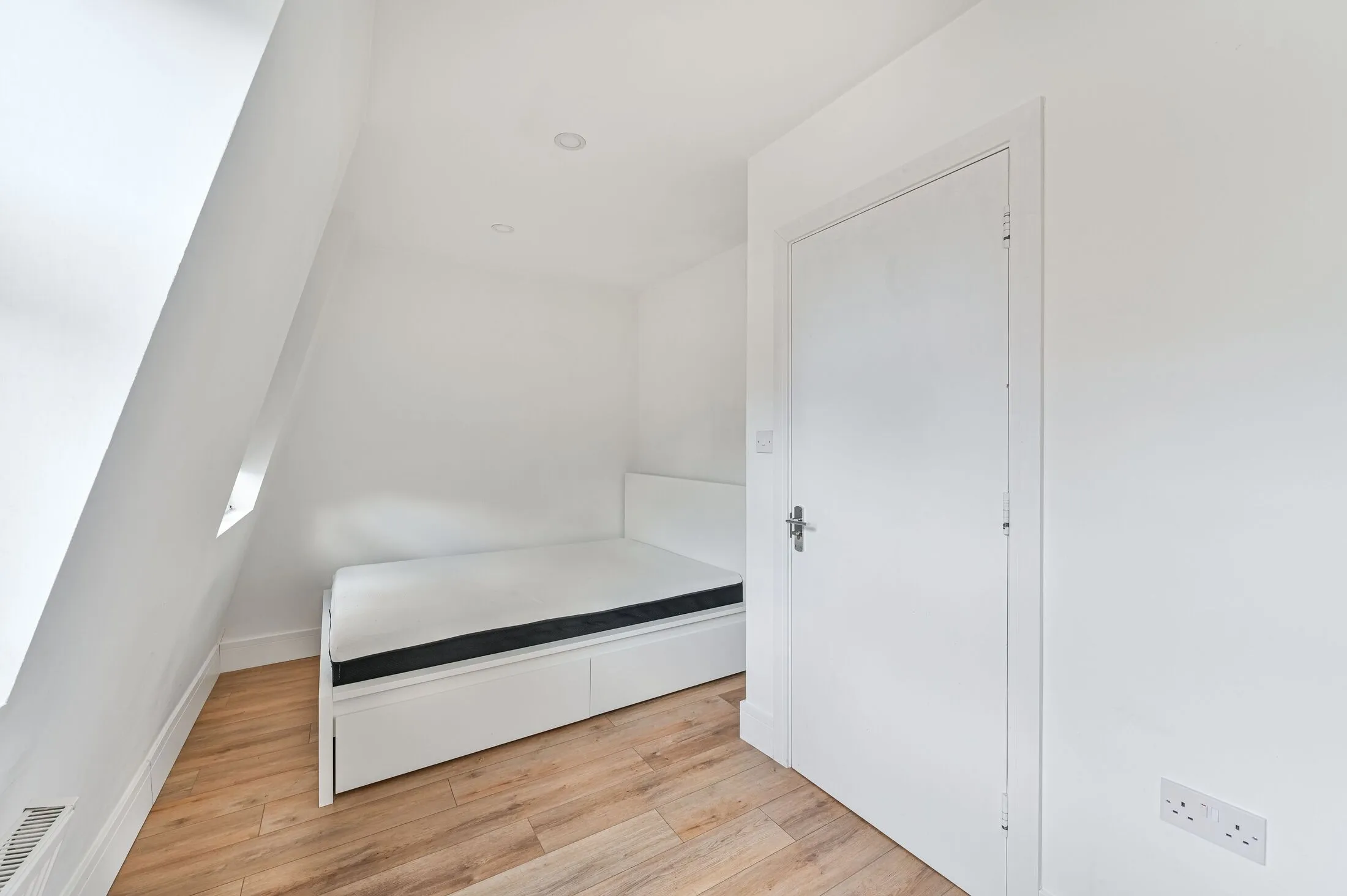Flat Camberwell Road in Greater London