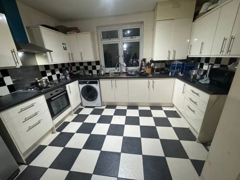 Room Wood Lane in Greater London