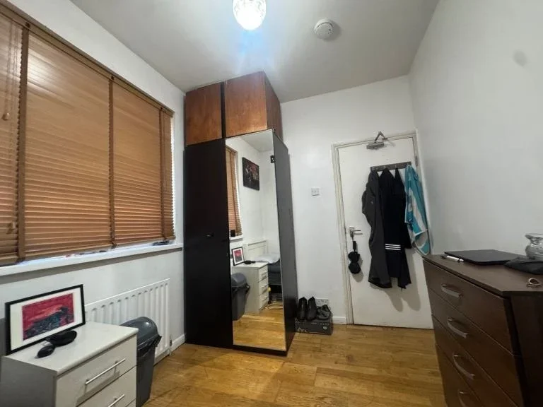 Room Wood Lane in Greater London