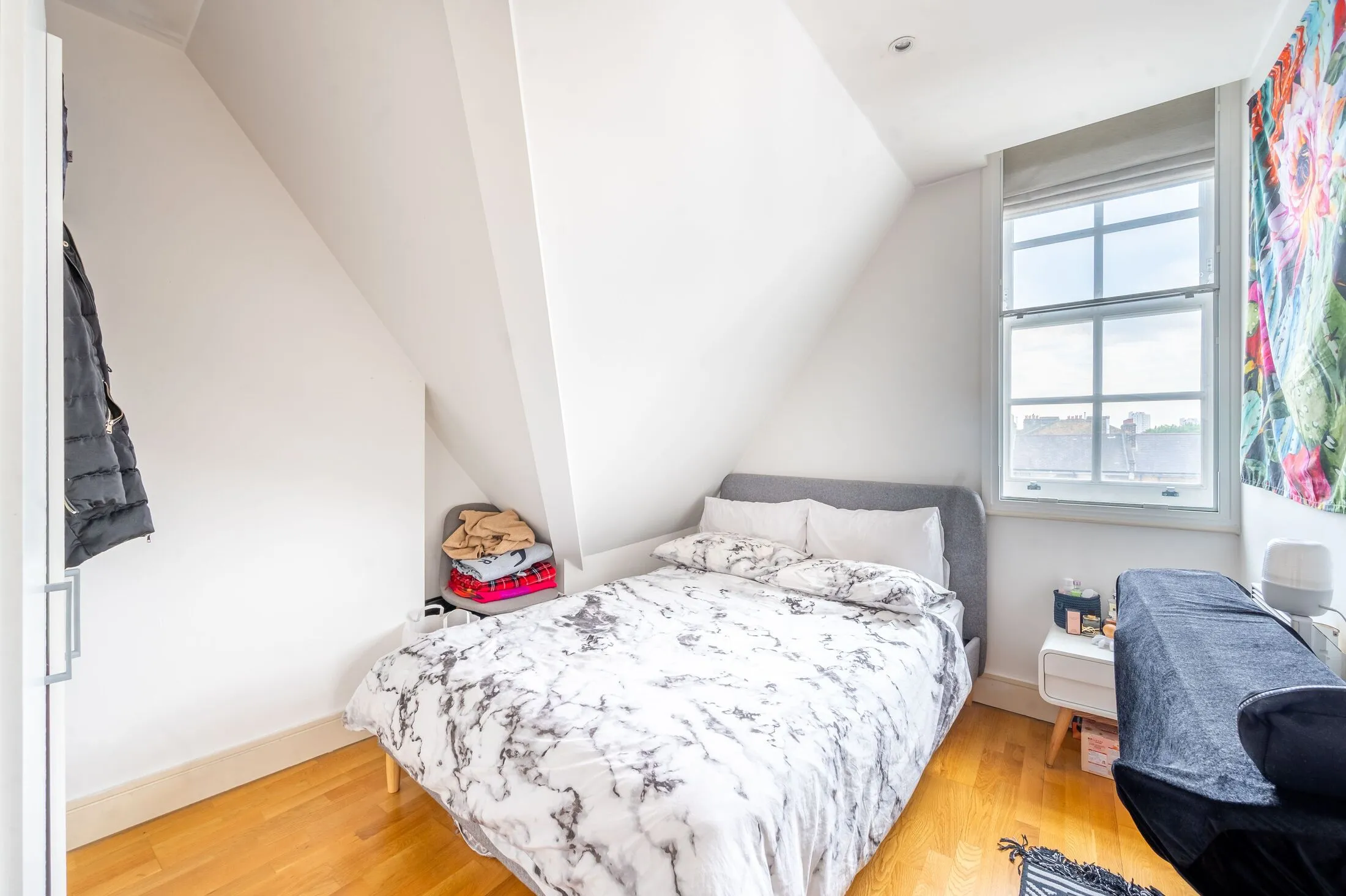 Flat Clapham High Street in Greater London