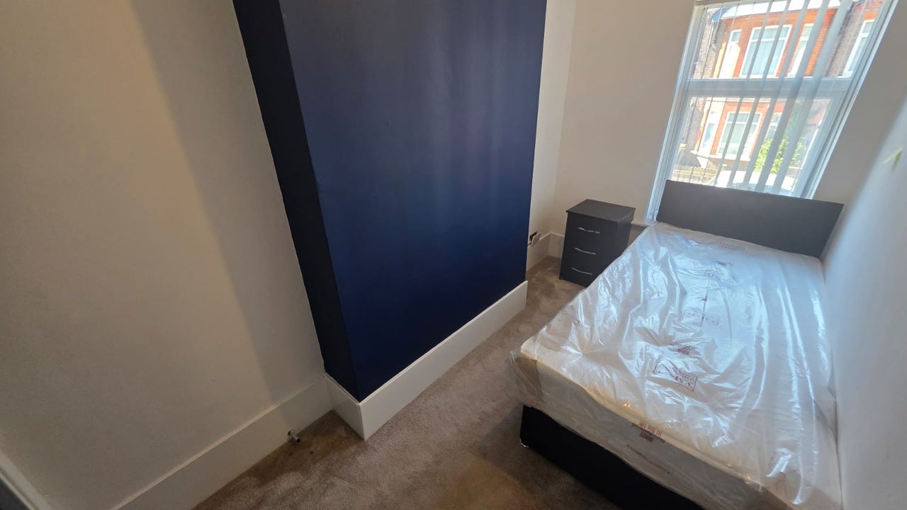 Room Clarendon Road in Luton