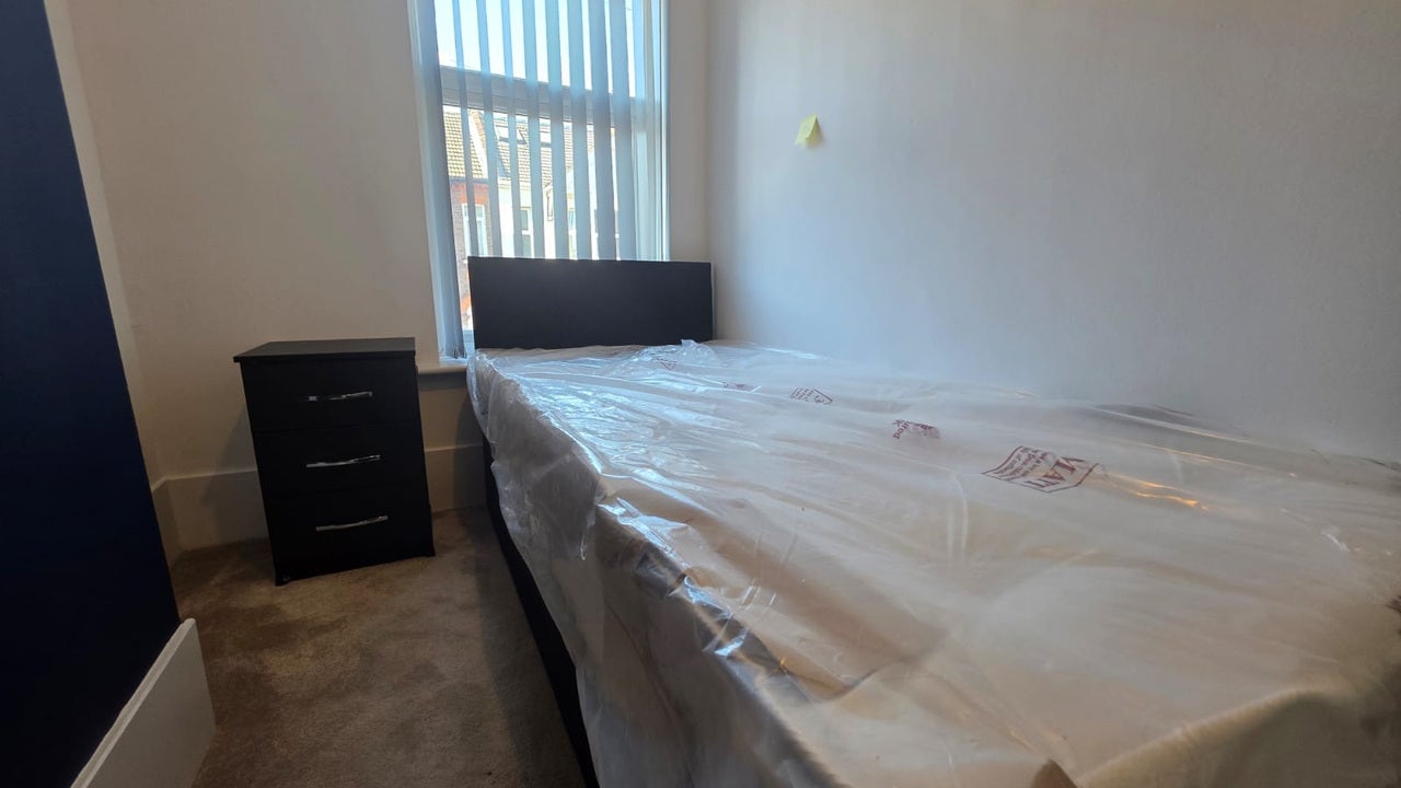 Room Clarendon Road in Luton