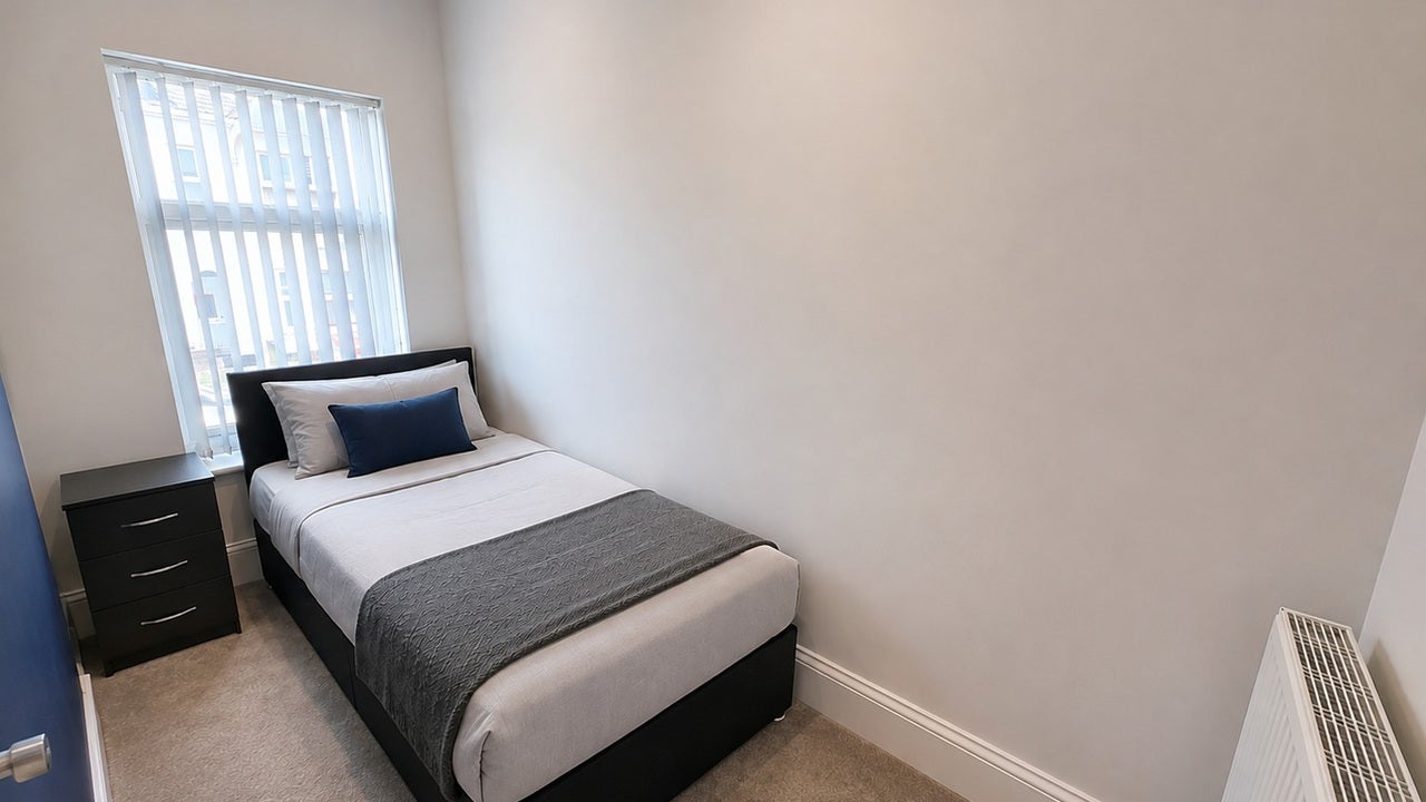 Room Clarendon Road in Luton