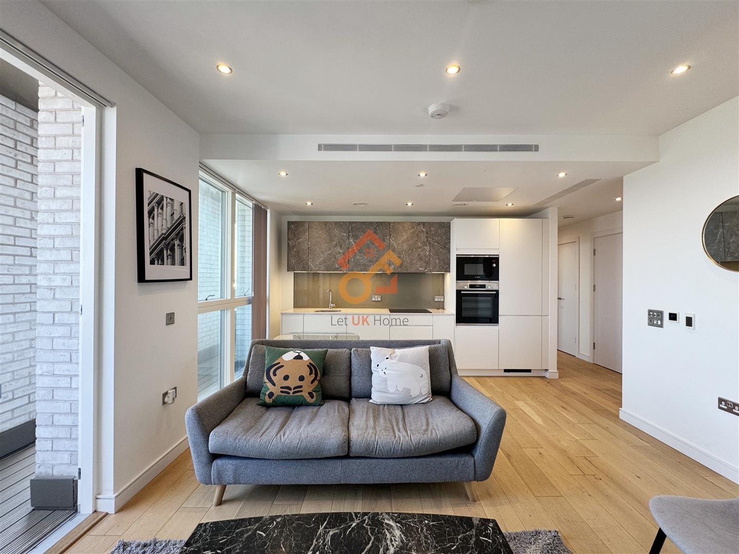 Flat Grant Road in Greater London