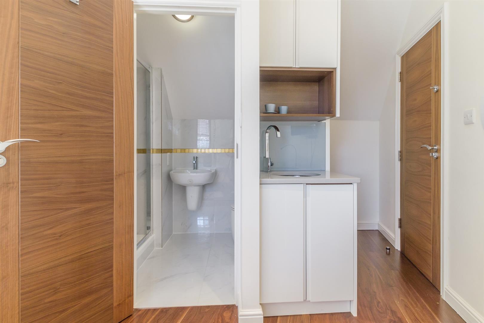 Flat Ebury Road in Three Rivers