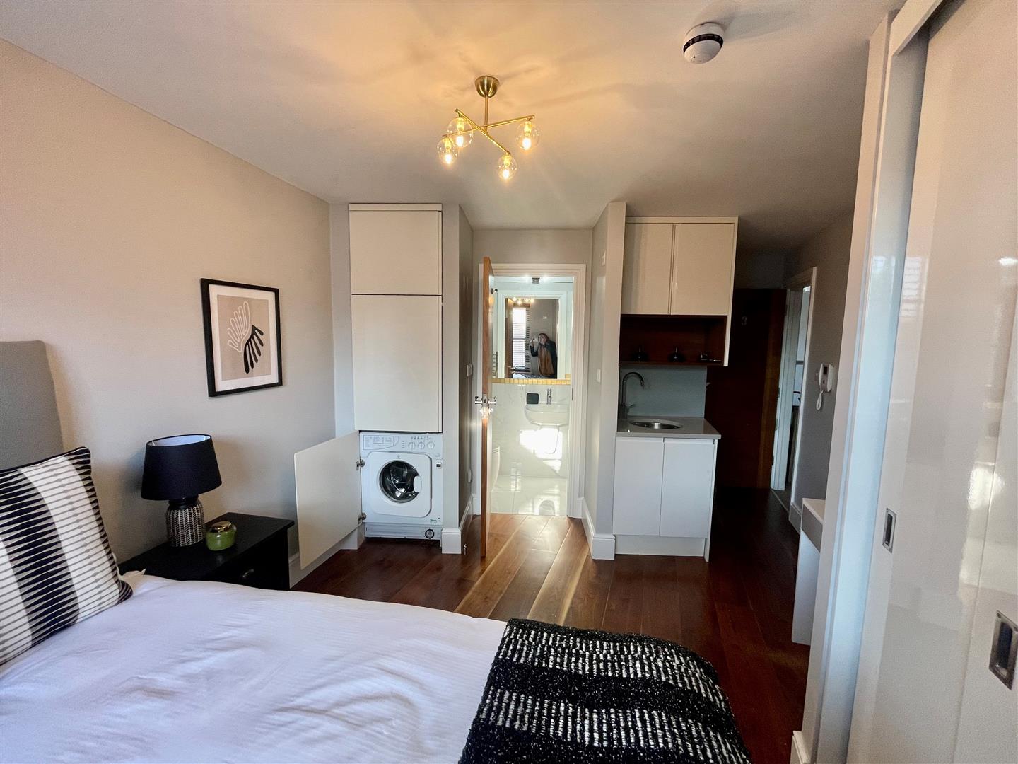 Flat Ebury Road in Three Rivers