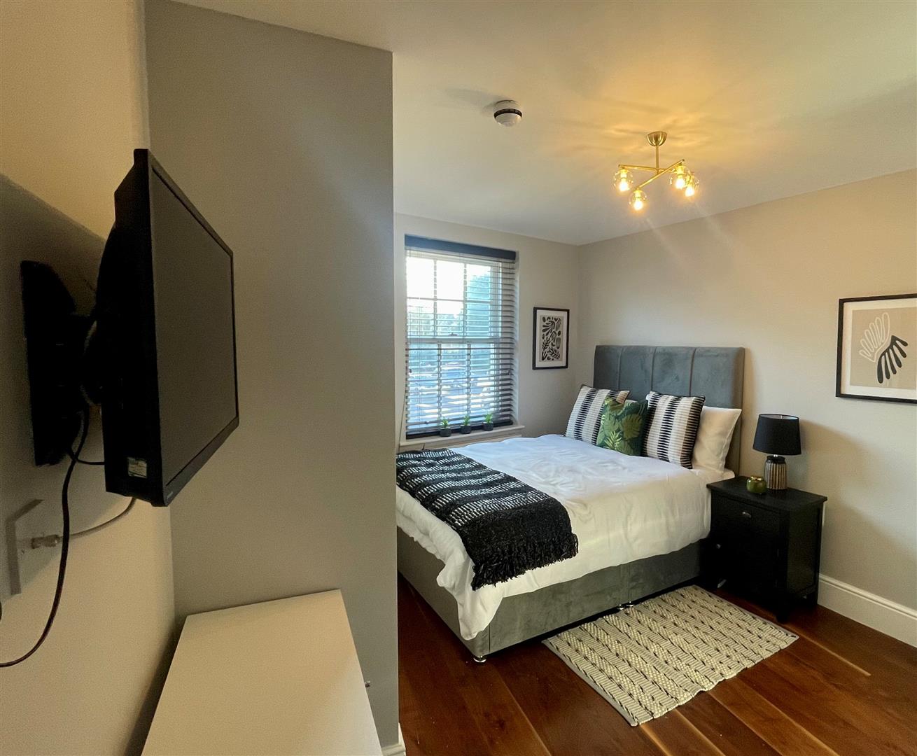 Flat Ebury Road in Three Rivers